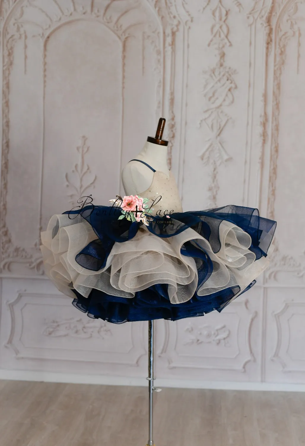 Retired rentaleuc "Celeste" champagne & Navy- petal length dress ( 4 Year - Petite 5 Year)